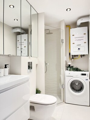 Shower, hair dryer, towels - Modern Apartment next to the Vistula Boulevards, Stachowicza (Kraków)
