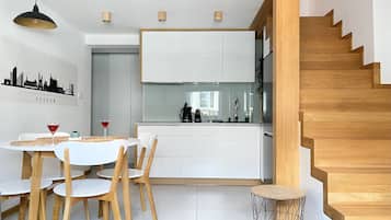 Refrigerador, microondas, lavavajillas, cafetera/tetera