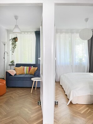 Tabla de planchar con plancha, wifi gratis y ropa de cama 