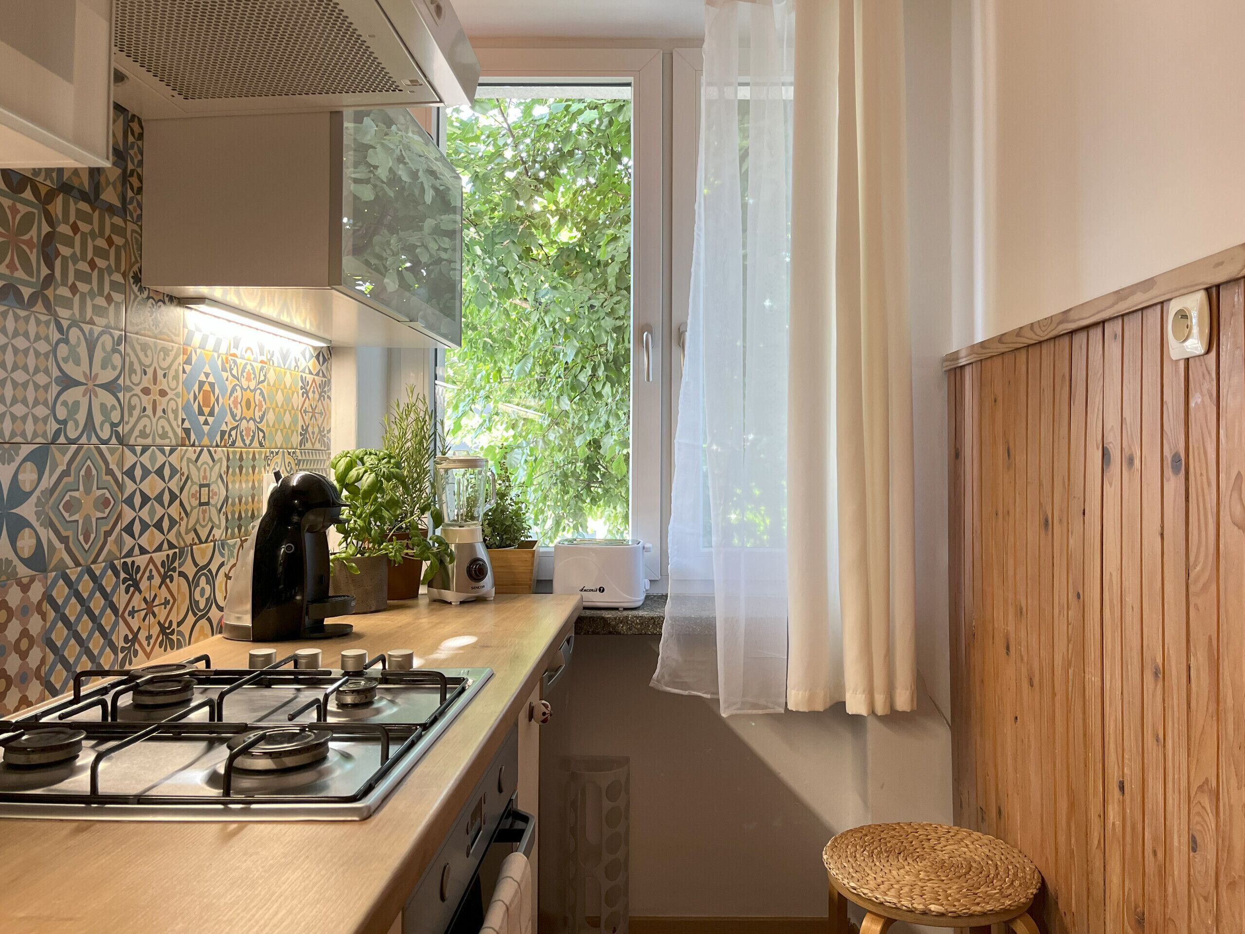 Frigorífic, forn, cafetera i tetera i bullidora elèctrica 