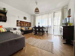 TV - Cozy Apartment 10 minutes to Wawel Castle, Włóczków 6/38 (Kraków)