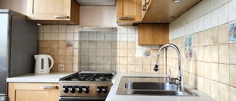 Réfrigérateur, four à micro-ondes, un four, cafetiÚre-théiÚre