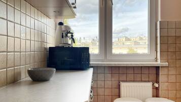 Frigorífico, microondas, horno y cafetera o tetera