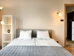Tabla de planchar con plancha, wifi gratis y ropa de cama 