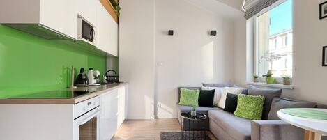 Kjøleskap, mikrobølgeovn, oppvaskmaskin og kaffetrakter/tekoker