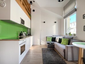 Refrigerador, microondas, lavavajillas y cafetera y tetera 