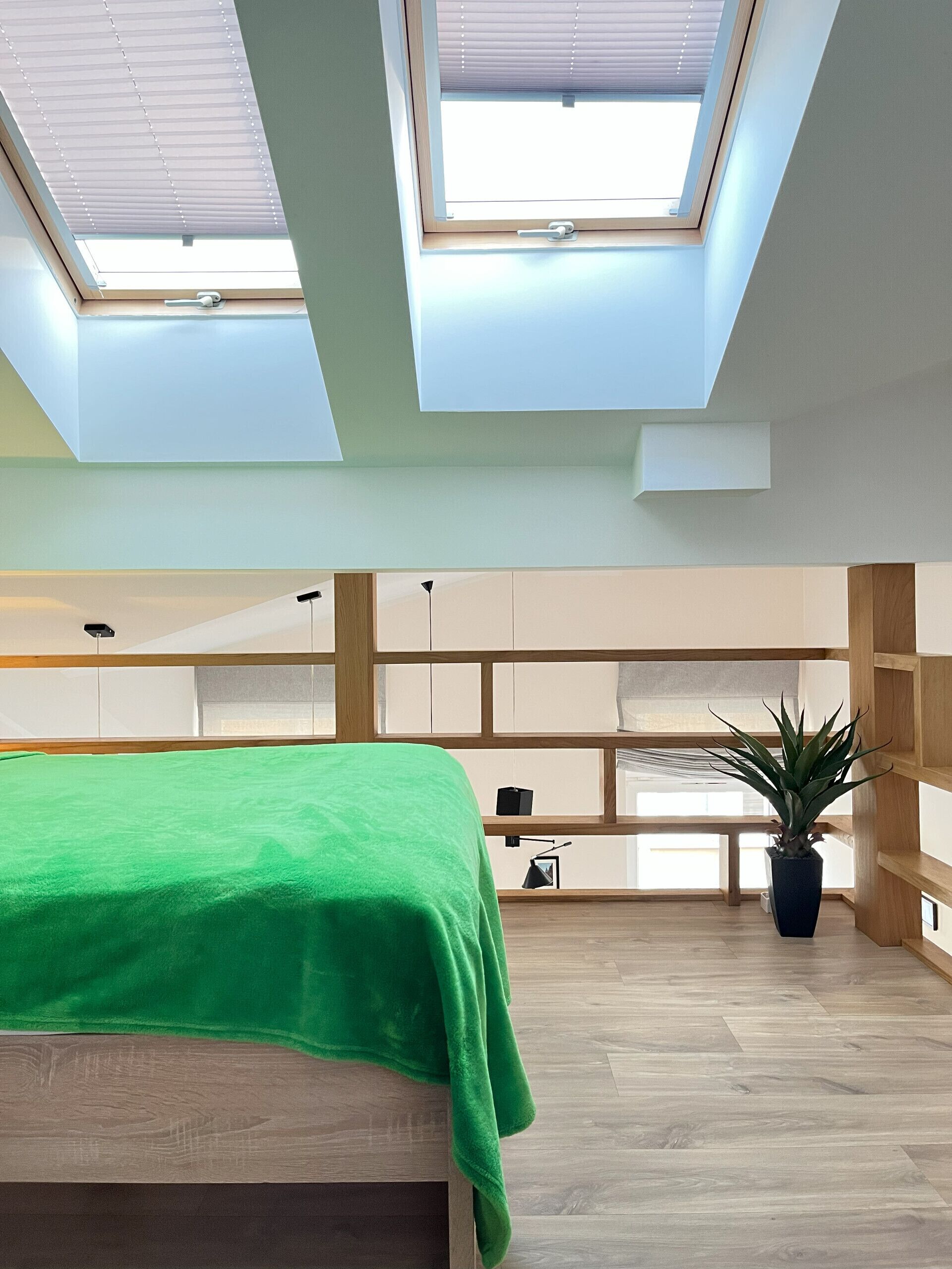 Escritorio, tabla de planchar con plancha, wifi gratis y ropa de cama 