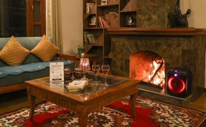 Deluxe-villa | Opholdsområde | 32-tommers LED-tv med digitale kanaler