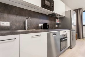 Refrigerador, horno, parrilla de estufa y lavavajillas 
