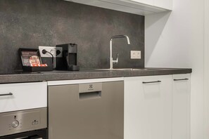 Refrigerador, horno, parrilla de estufa y lavavajillas