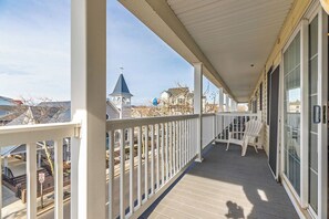 Property grounds - Cute, spacious 4-bedroom townhouse with free WiFi and easy access to shops located downtown on the ocean block! (Ocean City)