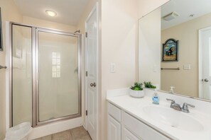 Towels - Cute, spacious 4-bedroom townhouse with free WiFi and easy access to shops located downtown on the ocean block! (Ocean City)