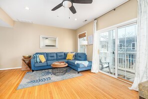 Smart TV, DVD player - Cute, spacious 4-bedroom townhouse with free WiFi and easy access to shops located downtown on the ocean block! (Ocean City)