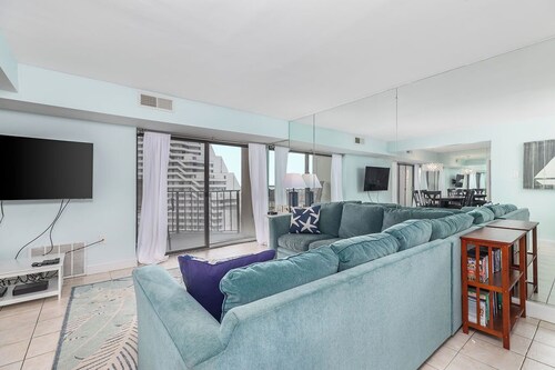 Cozy 2 Bedroom Oceanfront Condo with Outdoor Pool, Coastal Decor, and Amazing View is Perfect for Families!