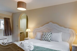4 bedrooms, desk, iron/ironing board, WiFi - The Old Dean's House (Oxford City,)