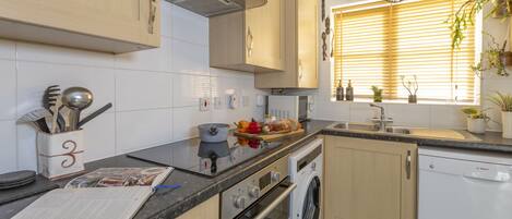 Kjøleskap, mikrobølgeovn, ovn og kokeplater