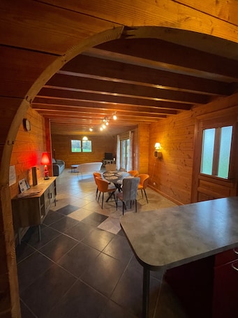 内装. Chalet “Le De Noblat” with Shared Terrace, Private Garden, and Wi-Fi