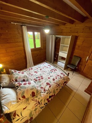 Room - Chalet “Le De Noblat” with Shared Terrace, Private Garden, and Wi-Fi (Saint-Léonard-de-Noblat)