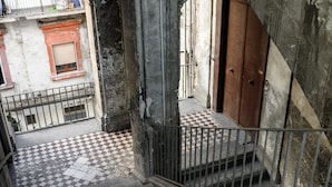 A narrow staircase with a checkered floor leading to a balcony. - Holiday Naples art room   (Naples)