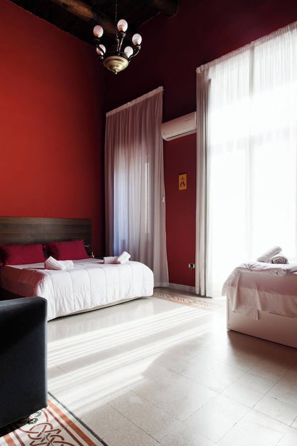 Deluxe Quadruple Room, Balcony | Free WiFi - Holiday Naples art room (Napoli)
