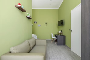 Classic Triple Room | Free WiFi - Holiday Naples art room (Napoli)