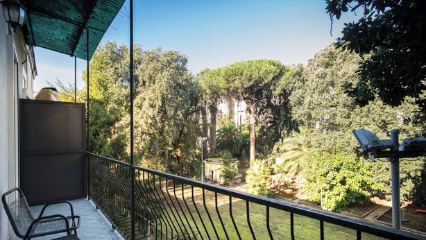 A balcony with a view of a garden and trees. - Holiday Naples art room   (Naples)