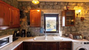 Kühlschrank, Mikrowelle, Herdplatte, Wasserkocher mit Kaffee-/Teezubehör