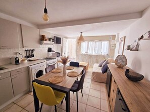 Kühlschrank, Mikrowelle, Herdplatte, Toaster