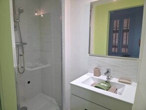 Shower, hair dryer, soap, shampoo - Beautiful apartment with terrace (Nice)