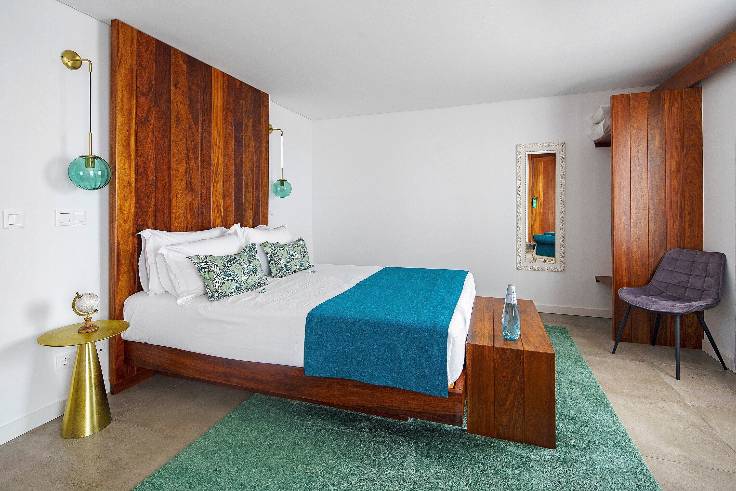 Iron/ironing board, WiFi, bed sheets, wheelchair access