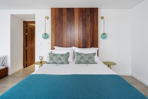 Tabla de planchar con plancha, wifi y ropa de cama 