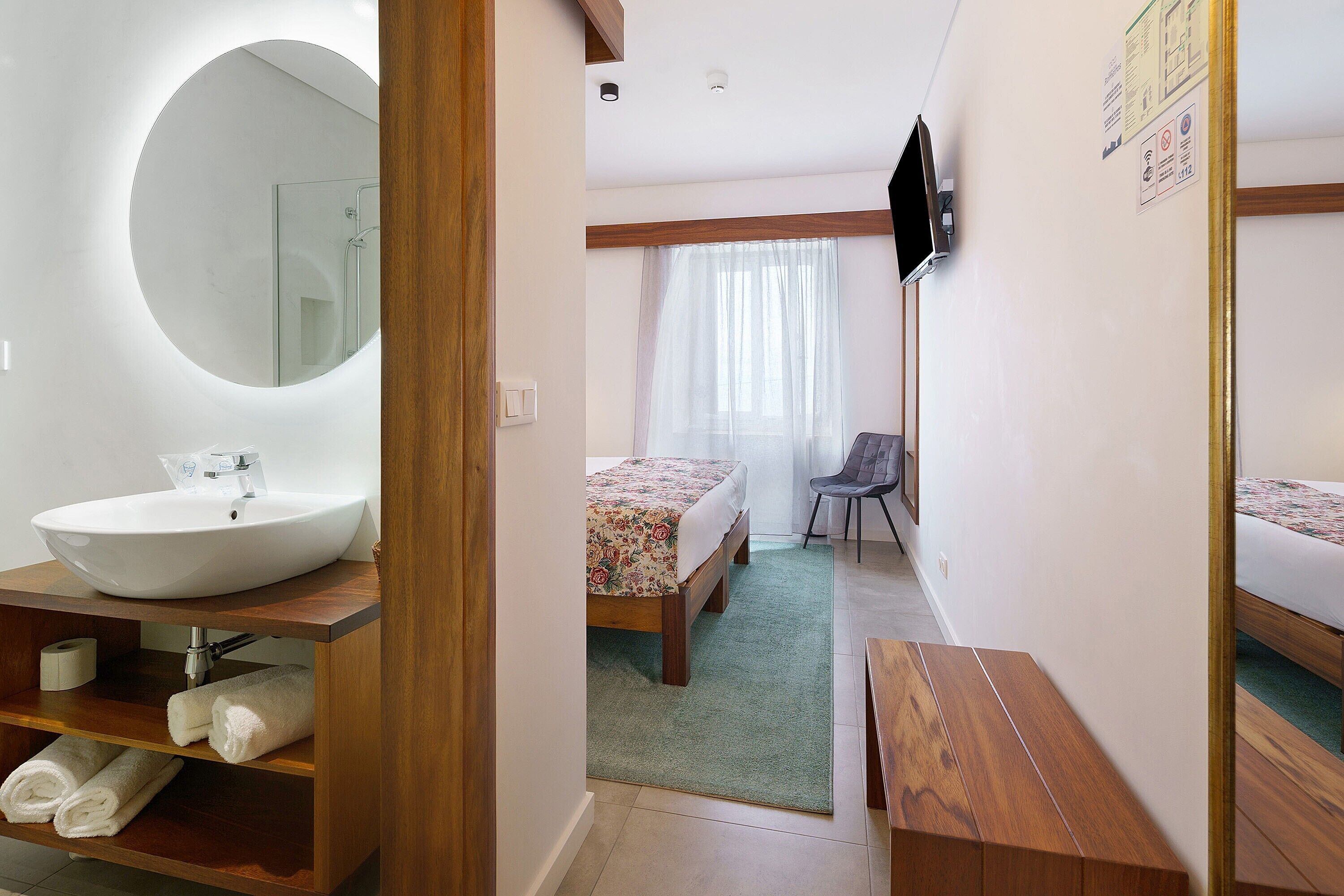 Iron/ironing board, WiFi, bed sheets