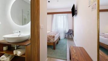 Iron/ironing board, WiFi, bed sheets