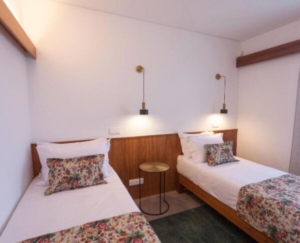 Tabla de planchar con plancha, wifi y ropa de cama 