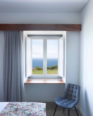 Iron/ironing board, WiFi, bed sheets - Room 'Quarto 4 - Triplo Com Vista Mar' with Sea View, Wi-Fi and Air Conditioning (Santa Bárbara)