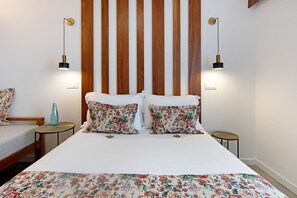 Iron/ironing board, WiFi, bed sheets - Room 'Quarto 4 - Triplo Com Vista Mar' with Sea View, Wi-Fi and Air Conditioning (Santa Bárbara)