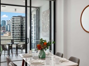 Dining - City-View 1BR Convenient Modern Apt/Free Parking (Brisbane)