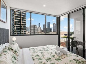 Iron/ironing board, WiFi, bed sheets - City-View 1BR Convenient Modern Apt/Free Parking (Brisbane)