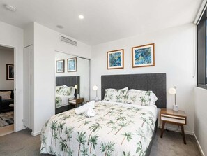 Iron/ironing board, WiFi, bed sheets - City-View 1BR Convenient Modern Apt/Free Parking (Brisbane)