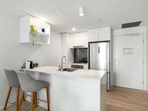 Fridge, microwave, oven, stovetop - City-View 1BR Convenient Modern Apt/Free Parking (Brisbane)