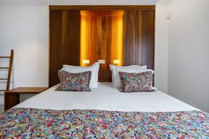 Tabla de planchar con plancha, wifi, ropa de cama