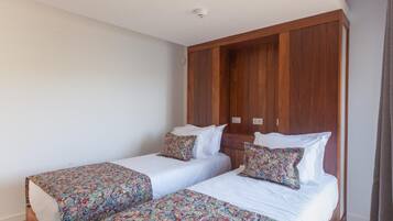 Tabla de planchar con plancha, wifi y ropa de cama