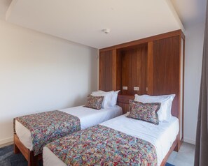 Tabla de planchar con plancha, wifi y ropa de cama 