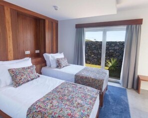 Iron/ironing board, WiFi, bed sheets - Room 'Quarto 5 - Duplo Com Pátio' with Mountain View, Wi-Fi and Air Conditioning (Santa Bárbara)