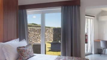 Tabla de planchar con plancha, wifi y ropa de cama