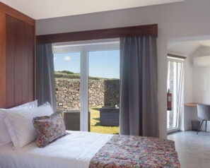 Iron/ironing board, WiFi, bed sheets - Room 'Quarto 6 - Duplo Com Pátio' with Mountain View, Wi-Fi and Air Conditioning (Santa Bárbara)