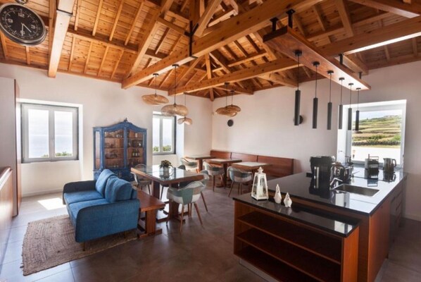 Dining - Room 'Quarto 7 - Duplo Com Pátio' with Mountain View, Wi-Fi and Air Conditioning (Santa Bárbara)