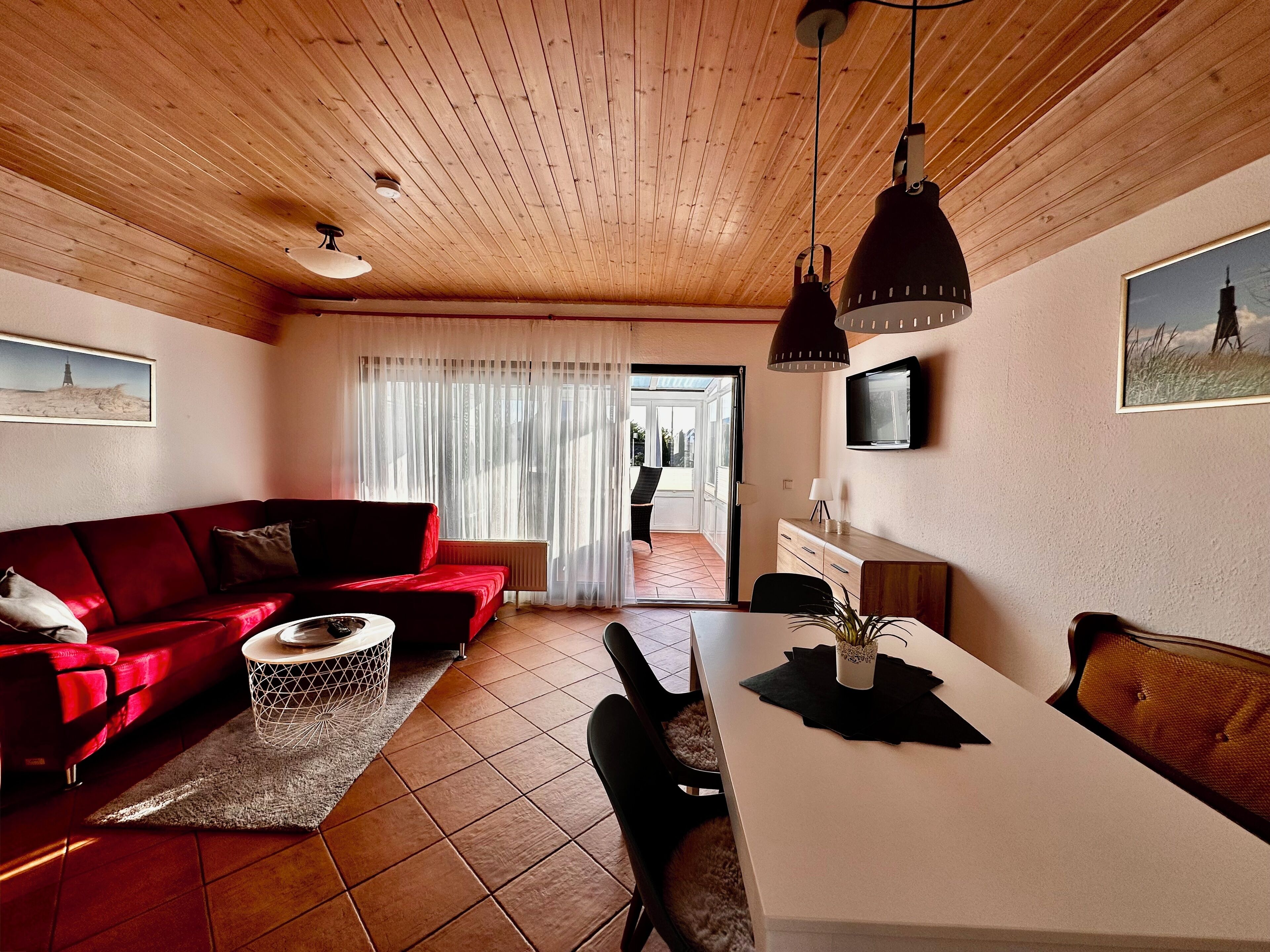 TV, bøker og stereoanlegg