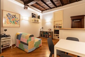 Interior - GuestHost - Cozy and comfortable 67 square meters apartment, perfect for five people, located on the first floor of a building (NO elevator).The property is just steps from Milan's Policlinico Hospital and the Crocetta (M3) and Sforza Policlinico (M4) me (Milan)