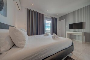 Desk, iron/ironing board, travel cot, WiFi - 3BR Penthouse w/ private Jacuzzi in St Julian’s (St. Julian`s)